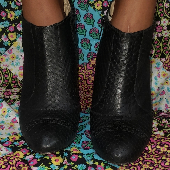 Shoes - Picture 1 of 3